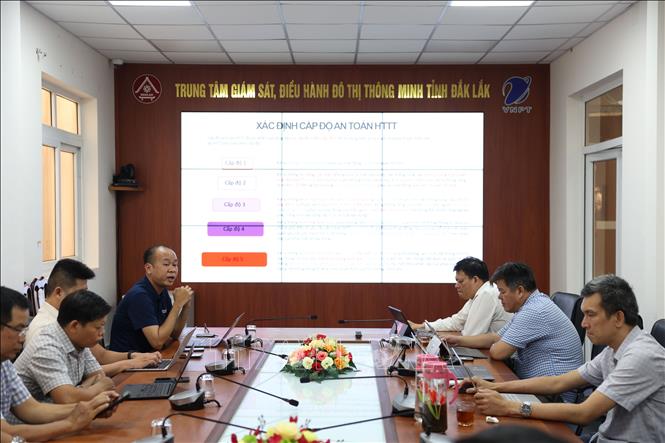 Trung tâm giám sát, điều hành đô thị thông minh tỉnh Đắk Lắk không ngừng cải tiến công nghệ, tìm kiếm giải pháp mới trong ứng dụng khoa học công nghệ và chuyển đổi số. (Ảnh: Tuấn Anh/TTXVN)